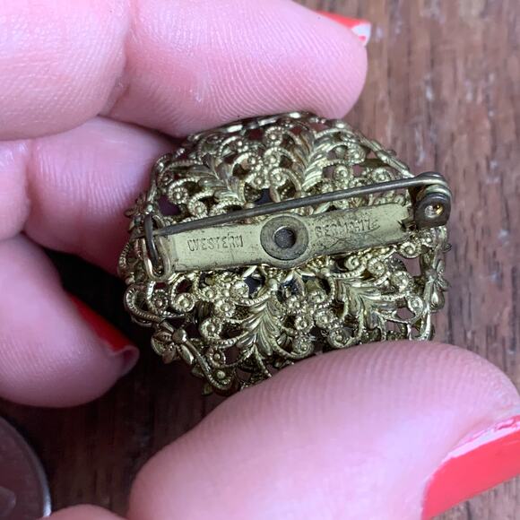 Vintage WESTERN GERMANY Filigree Medallion Courting Couple Gold Porcelain Brooch - Picture 3 of 4